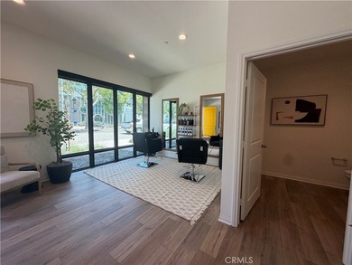 Live/Work Unit! Rare ground-floor dedicated workspace with a - photo 6