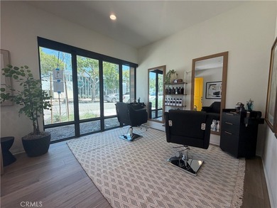 Live/Work Unit! Rare ground-floor dedicated workspace with a - photo 7