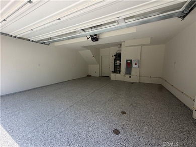 Live/Work Unit! Rare ground-floor dedicated workspace with a - photo 8