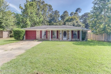Back on market, BELOW APPRAISED VALUE. This spacious 3-bedroom - photo 2