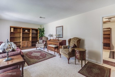 Back on market, BELOW APPRAISED VALUE. This spacious 3-bedroom - photo 3