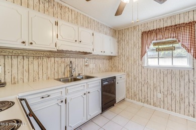 Back on market, BELOW APPRAISED VALUE. This spacious 3-bedroom - photo 6
