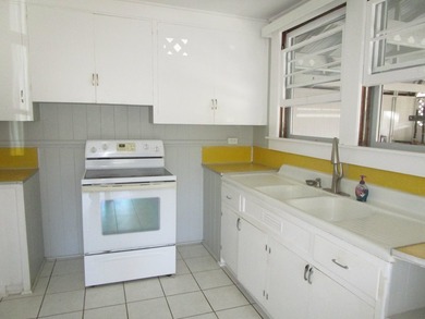 Classic style home built in the 1950's that is in immaculate - photo 2