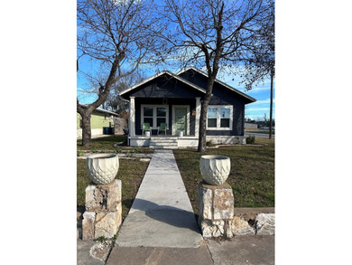 Single story 1920's cottage renovated to be a 3/2 with full - photo 2