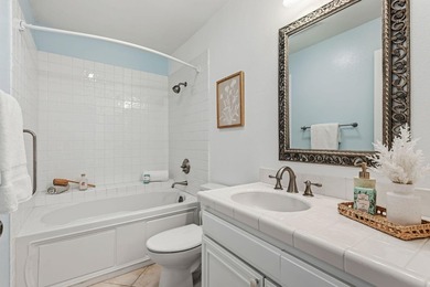 Ideally positioned just moments from Butterfly Beach, the Music - photo 15