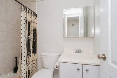 Welcome to this beautifully maintained 3-bedroom semi-attached - photo 18