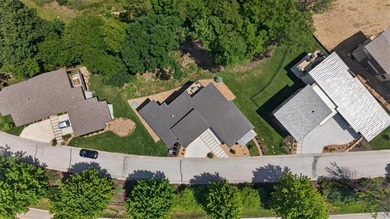 Architecture meets golf course luxury. Perched along the 14th - photo 10