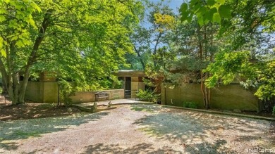 Lake Home Sale Pending in Bloomfield Hills, Michigan