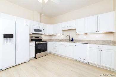 Immaculate! Move-in ready, this one-level townhome offers - photo 11