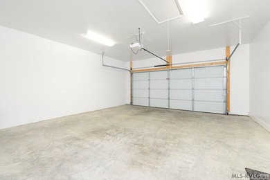 Immaculate! Move-in ready, this one-level townhome offers - photo 29