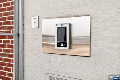 899 Boulevard East 4O