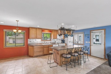Experience the charm of lake living in this charming 3-bed - photo 3