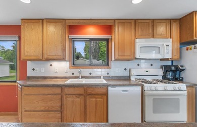 Experience the charm of lake living in this charming 3-bed - photo 5