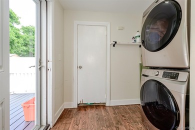 Move right into this beautifully renovated (2017) 3-bedroom - photo 14