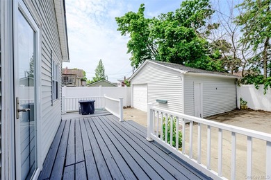 Move right into this beautifully renovated (2017) 3-bedroom - photo 16