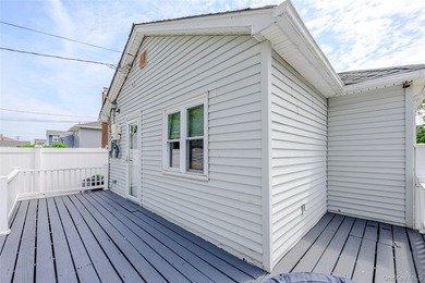 Move right into this beautifully renovated (2017) 3-bedroom - photo 17