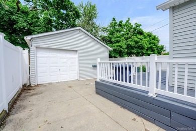 Move right into this beautifully renovated (2017) 3-bedroom - photo 21