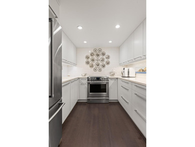 Beautifully renovated waterfront residence with unobstructed - photo 4