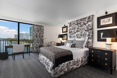 Beautifully renovated waterfront residence with unobstructed - photo 7