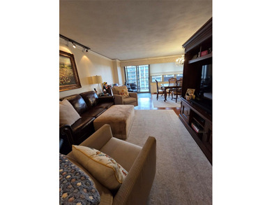 Luxury High Rise Building . Largest Deluxe One Bedroom With A - photo 2