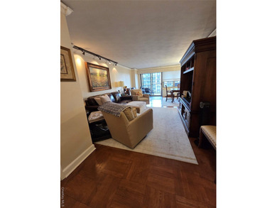 Luxury High Rise Building . Largest Deluxe One Bedroom With A - photo 3