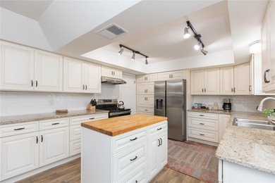 Under contract-accepting backup offers. Location! Location! This - photo 3