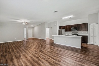 Move-in-ready four-bedroom, two-bathroom home located in Port - photo 4