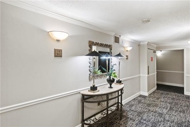 MOTIVATED SELLER!! PERFECT BLEND OF URBAN LIVING AND CONVENIENCE