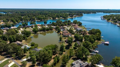Completely remodeled wonderful 4BR, 3BA waterfront home - photo 32