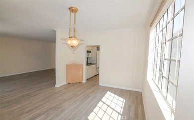 Unleash your inner Angeleno in this prime Westside condo!
This