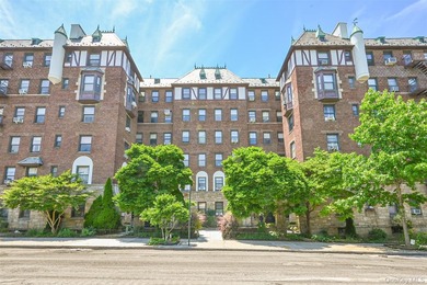 Welcome to this spacious 1-bedroom co-op in Forest Hills, Queens - photo 1
