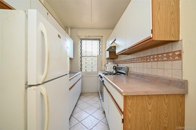 Welcome to this spacious 1-bedroom co-op in Forest Hills, Queens - photo 8