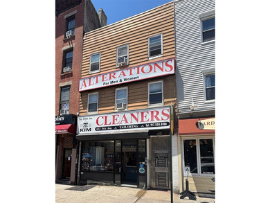 Rare investment opportunity in the heart of Park Slope! This - photo 2