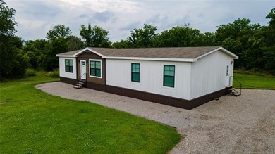 Move-in ready home with an incredible 50'x100' insulated shop on - photo 2