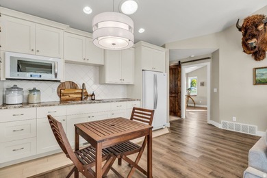 The home is fully remodeled in 2019 and beautifully finished - photo 17