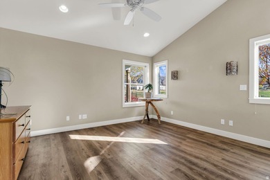 The home is fully remodeled in 2019 and beautifully finished - photo 18
