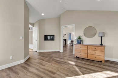 The home is fully remodeled in 2019 and beautifully finished - photo 19