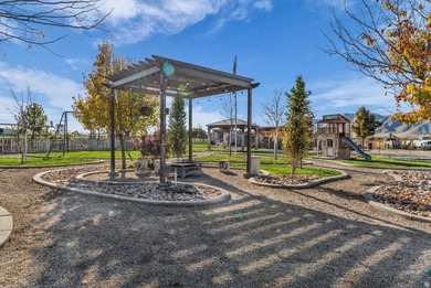 The home is fully remodeled in 2019 and beautifully finished - photo 35