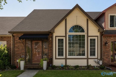 Beautiful townhome with loads of updates! Spacious living room - photo 2