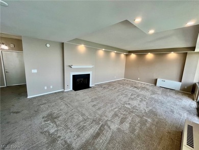 Rare opportunity to own a completely renovated Penthouse unit in - photo 4