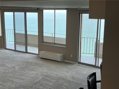 Rare opportunity to own a completely renovated Penthouse unit in - photo 6