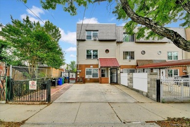 Discover this exceptional two-family residence in Castle Hill - photo 2