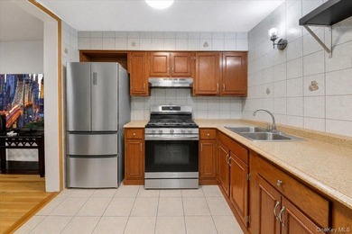 Discover this exceptional two-family residence in Castle Hill - photo 5