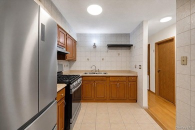 Discover this exceptional two-family residence in Castle Hill - photo 6