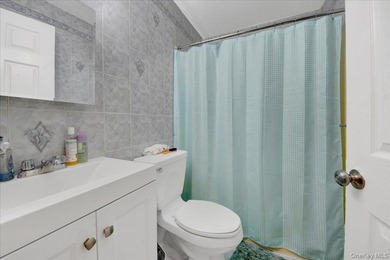 Discover this exceptional two-family residence in Castle Hill - photo 10