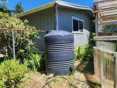 Welcome home to this well-maintained 3-bedroom, 2-bath property - photo 34