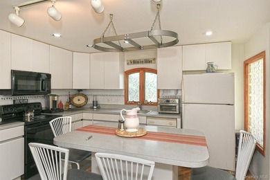 Welcome to this spacious five bedroom, three bath home - photo 10