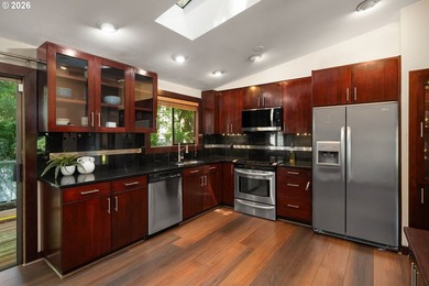 Minutes to downtown Lake Oswego. Boutique shopping, wine bars - photo 12