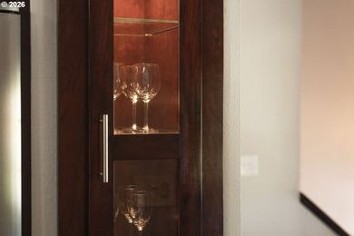 Minutes to downtown Lake Oswego. Boutique shopping, wine bars - photo 13