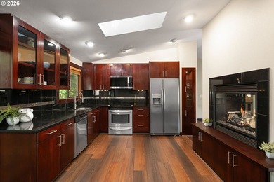Minutes to downtown Lake Oswego. Boutique shopping, wine bars - photo 14